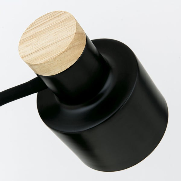 Detailansicht einer schwarzen Lampe mit Holzelement