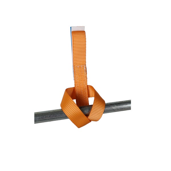 Eine orangefarbene Zurrschlaufe aus Polyestergewebe, die als Anschlagpunkt um eine Metallstange geschlungen ist.
