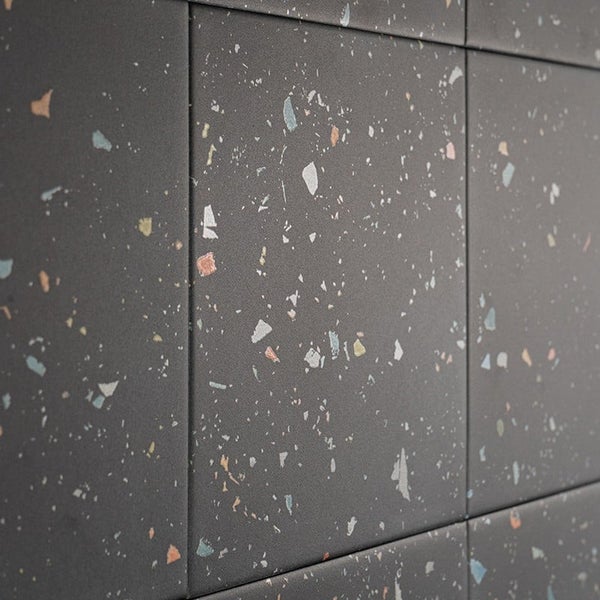 Wandfliesen im Terrazzo Design mit Sprenkeln in einer matten Oberfläche für den Innenbereich