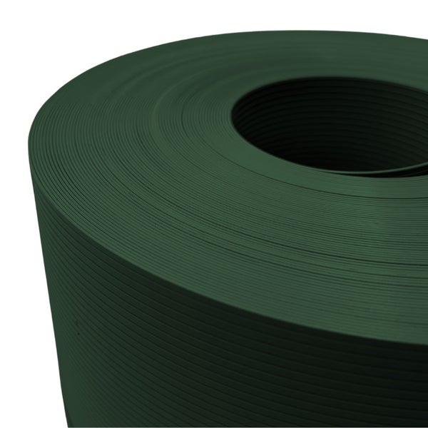 Eine Rolle aus Kunststoffband für den Gartenbau.