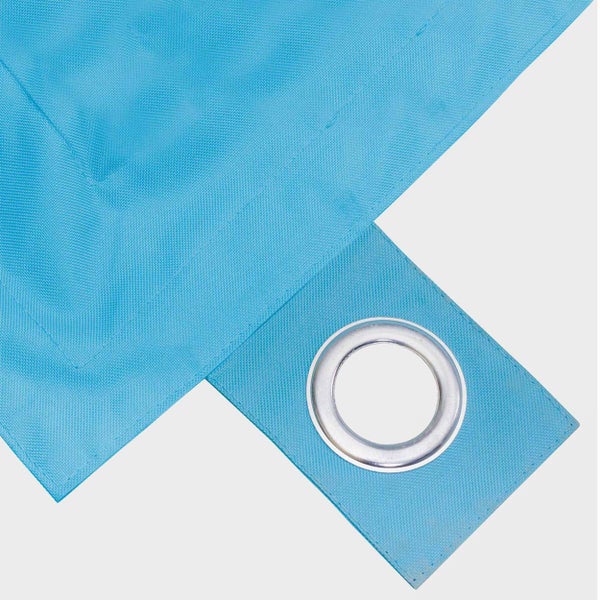 Nahaufnahme eines blauen Markisenstoffs mit einer stabilen Metallöse zur Befestigung.
