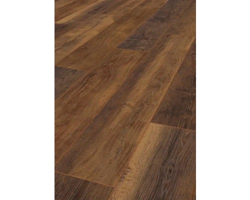 Braunes Laminat mit Holzstruktur als Bodenbelag.