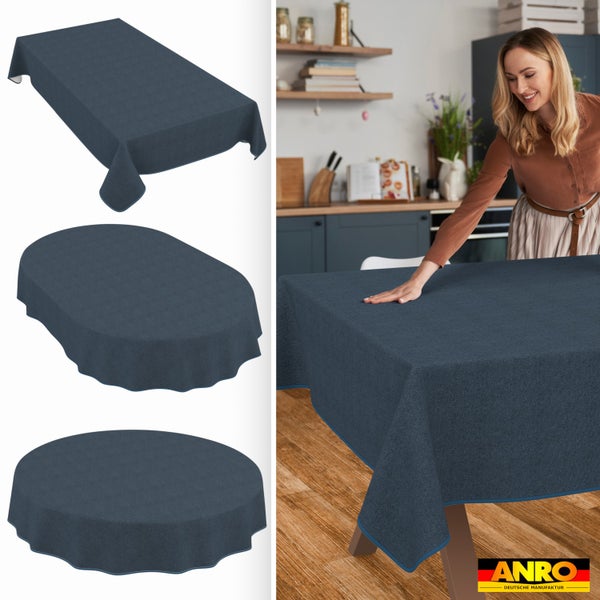 Blaue Tischdecke in rechteckiger, ovaler und runder Form; Frau glättet die Decke auf einem Holztisch in einer hellen Küche. ANRO Logo.