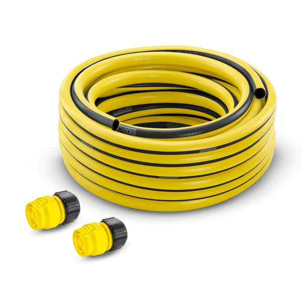 Dekorativer Kunstbaum mit Beeren und Zapfen im Topf