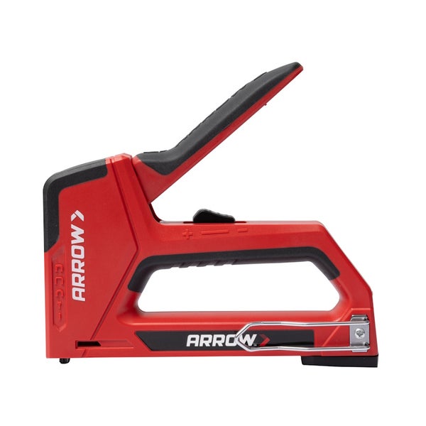 Manueller Handtacker von Arrow aus rotem Kunststoff mit schwarzem Griff, Einstellregler für die Schlagkraft und Arrow Logo.