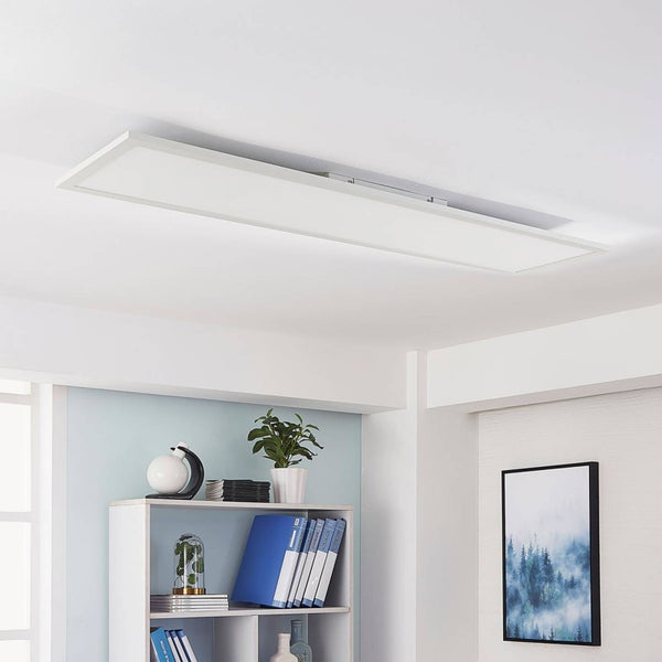 Flaches, rechteckiges LED-Panel an der Zimmerdecke in einem hellen und organisierten Raum mit Regal und Wandbild.