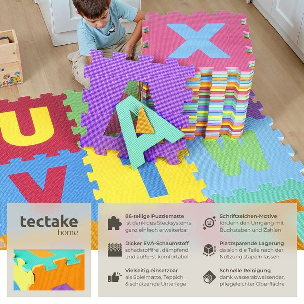 Kind spielt mit einer 86-teiligen Puzzelmatte mit Buchstaben- und Zahlenmotiven von tectake home aus dickem, schadstofffreiem EVA-Schaumstoff.