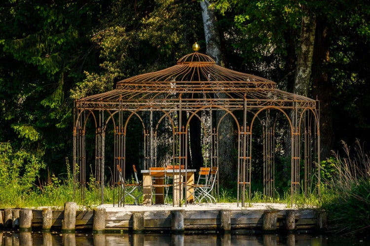 Pavillon ELEO Toskana Ø 5,5 m unbeschichtet - Edelrost | mit Dekorkugel und Sonnensegel ecru