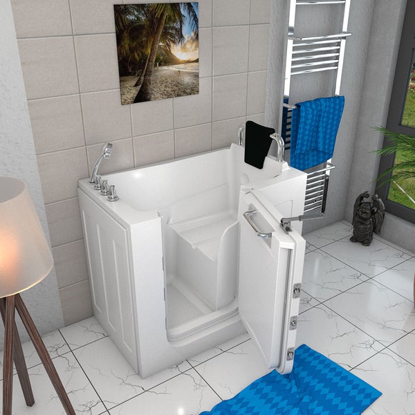 Weiße Sitzbadewanne mit Tür für barrierefreien Einstieg, Handbrause und Nackenstütze in einem hell gefliesten Badezimmer.