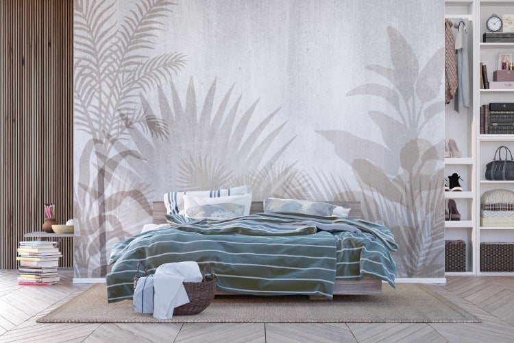 Schlafzimmer mit Bett, Deko und gemusterter Tapete im Dschungelstil