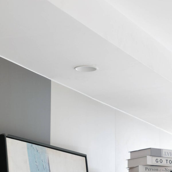 Runder Einbaustrahler flächenbündig in einer Decke montiert für eine moderne Beleuchtung.