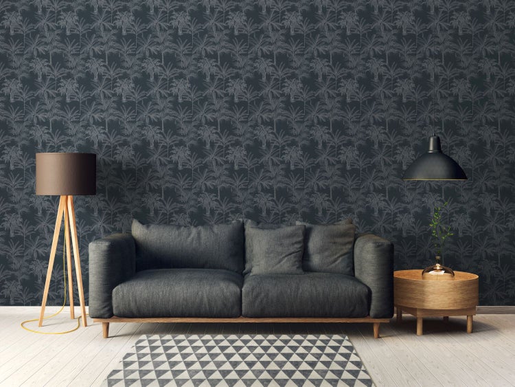 Wohnzimmer mit gemusterter Tapete, Sofa, Stehlampe und Beistelltisch