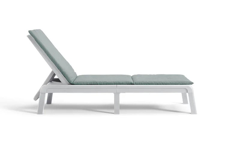 Weiße Gartenliege aus Kunststoff mit verstellbarer Rückenlehne und hellgrüner Polsterauflage.