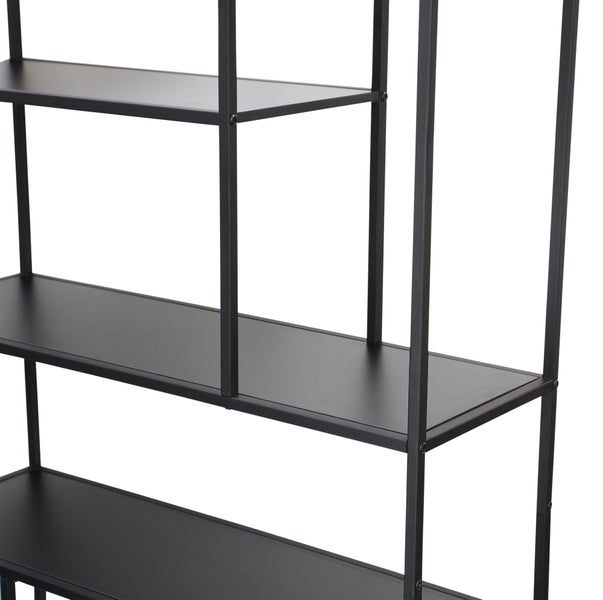 Detailansicht eines schwarzen Metallregals mit mehreren Ebenen und rechteckigem Rahmen im Industrial-Design.