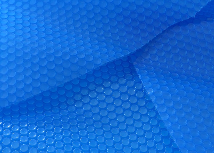 Blaue Poolabdeckung mit Luftpolsterfolie