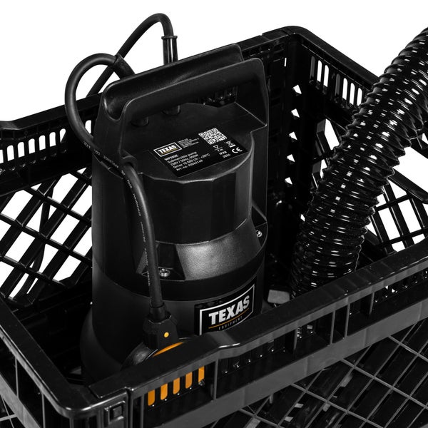 Texas Tauchpumpe WP550E mit 550 Watt Leistung in einer Kunststoffkiste mit angeschlossenem Schlauch.