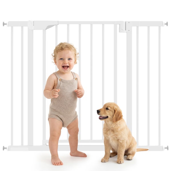 Weißes Kinderschutzgitter aus Metall mit einem Kleinkind und einem Hundewelpen davor.