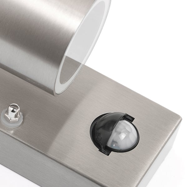 Nahaufnahme einer Wandleuchte aus gebürstetem Edelstahl mit integriertem Bewegungsmelder.