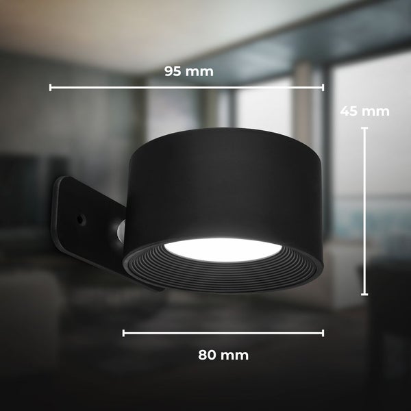 Schwarzer Wand-LED-Spot mit Maßen: Breite 95 Millimeter, Höhe 45 Millimeter, Durchmesser 80 Millimeter.