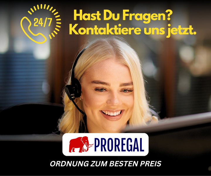 Lächelnde Mitarbeiterin im Kundenservice mit Headset, Proregal Logo und Symbol für Erreichbarkeit rund um die Uhr an sieben Tagen die Woche.