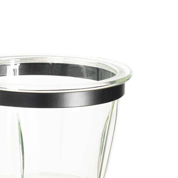 Detailaufnahme eines transparenten Einmachglases mit schwarzem Gummiring