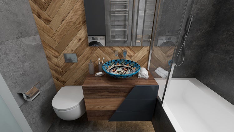 Badezimmer mit Waschtisch, Toilette, Badewanne und Holzwand