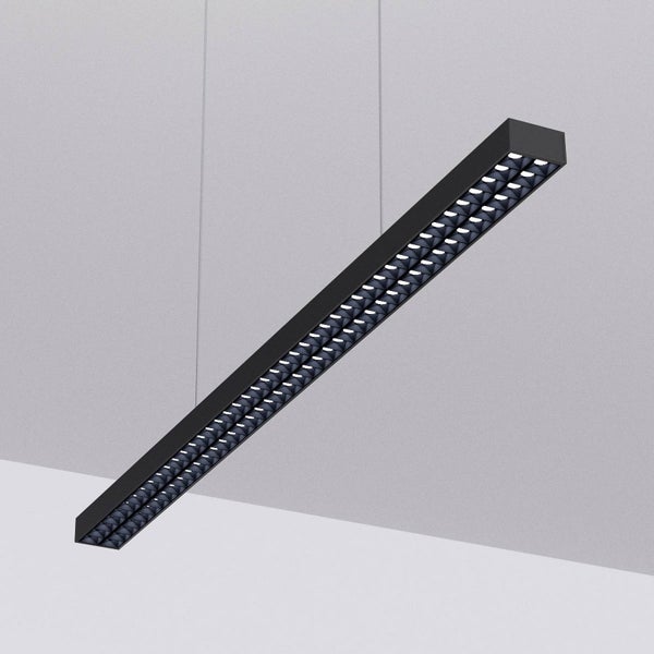 Schwarze LED Pendelleuchte in länglicher, linearer Form mit Raster-Diffusor.