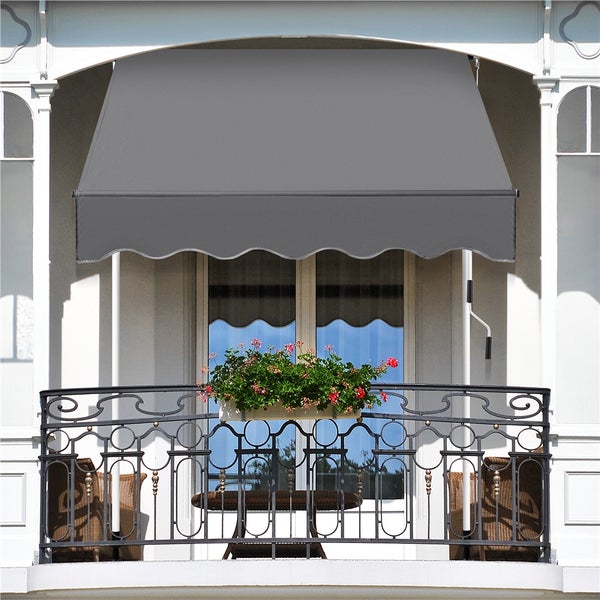 Balkon mit Markise, Geländer, Tisch und Stühlen