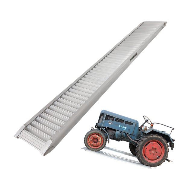 Aluminium-Auffahrrampe mit profilierter Oberfläche für Fahrzeuge wie Traktoren.