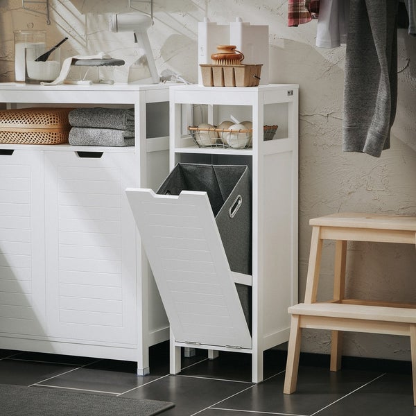 Waschküchenszene mit weißem Waschmaschinenschrank und Wäschesortierer