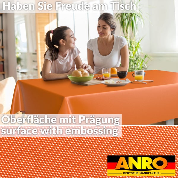 Frau und Kind an einem Tisch mit orangefarbener Tischdecke, Detailansicht der geprägten Oberfläche, ANRO DEUTSCHE MANUFAKTUR Logo.