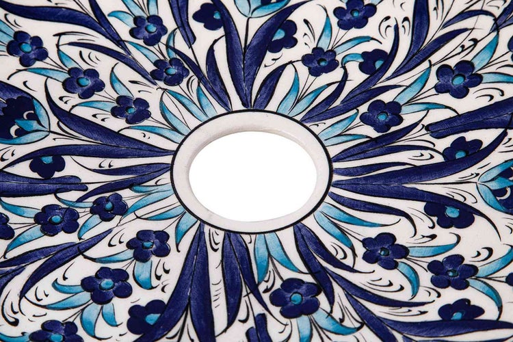 Aufsicht auf Waschbecken mit Blumenmuster