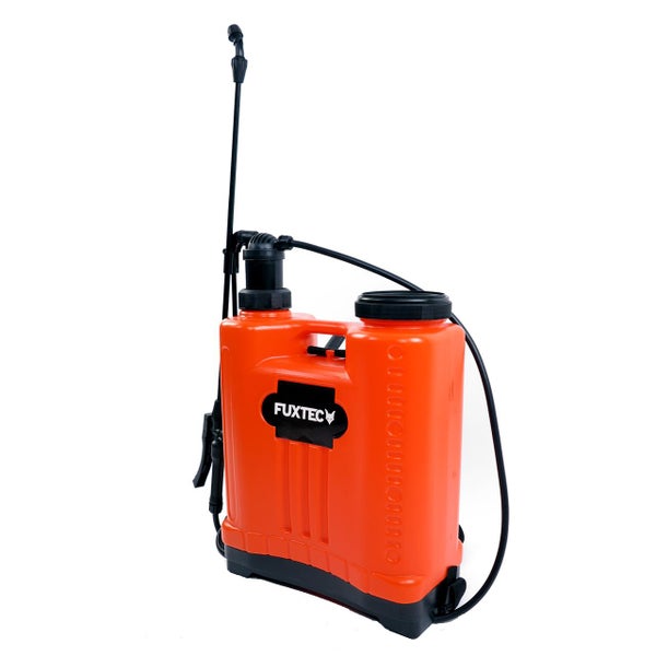Fuxtec Rückenspritze aus Kunststoff in Orange mit Sprühlanze und schwarzem Schlauch. Fuxtec Logo.