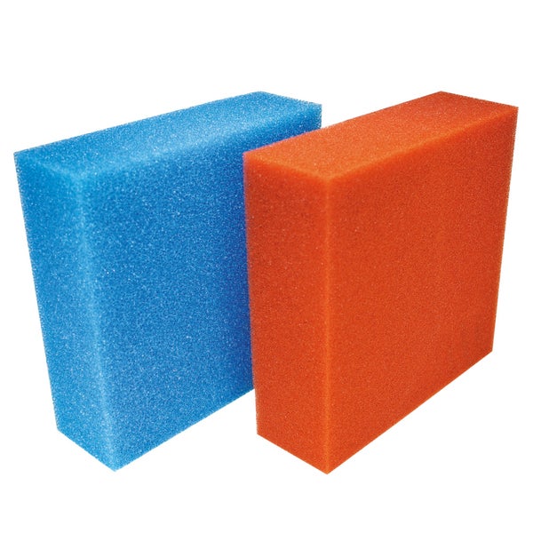 Zwei rechteckige Reinigungsschwämme aus Schaumstoff in Blau und Orange.