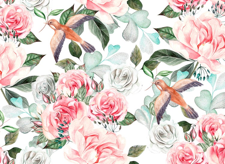 Blumiges Tapetenmuster mit Aquarell-Rosen, grünen Blättern und fliegenden Vögeln.