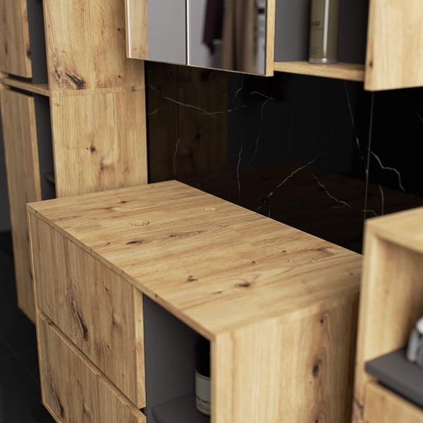 Holzwaschtisch mit Schubladen und Ablageflächen im Badezimmer