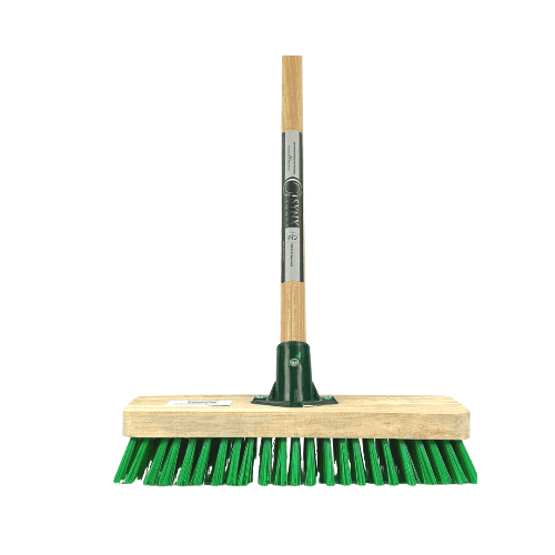 Kehrbesen mit Holzstiel und grünen Borsten