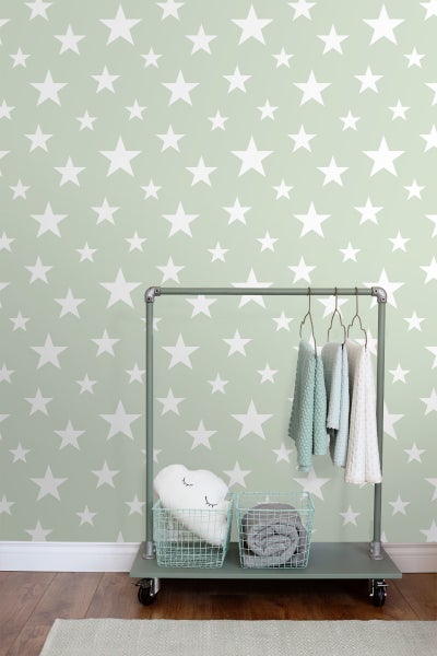 Kinderzimmer mit Sternentapete und Kleiderständer mit Textilien