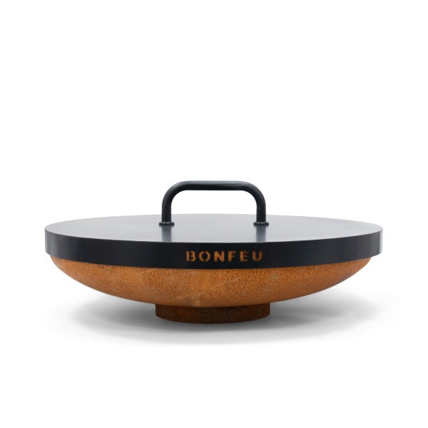 BonFeu Feuerschale aus Cortenstahl mit schwarzem Deckel und Griff.