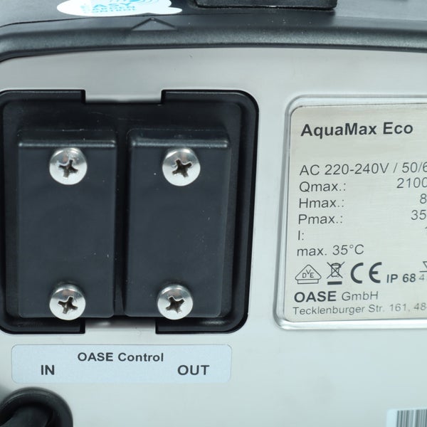 OASE AquaMax Eco Pumpe Detailansicht des Bedienfelds mit OASE Control Anschlüssen und Typenschild mit technischen Daten sowie IP 68 Schutzart.