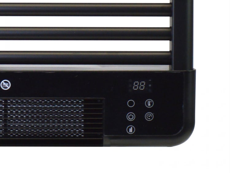 Detailansicht einer schwarzen Handtuchheizung mit digitaler Anzeige und Bedienelementen