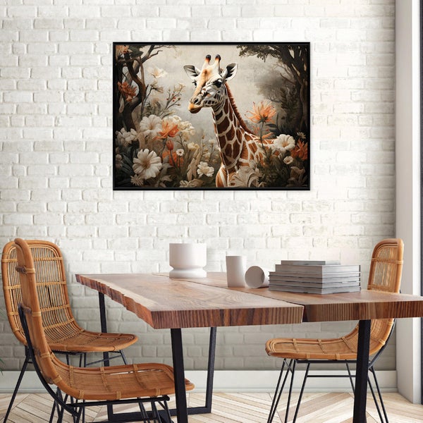 Wandbild mit Giraffenmotiv in floraler Umgebung in einem Esszimmer mit Holztisch und Rattan Stühlen vor einer weißen Backsteinwand.