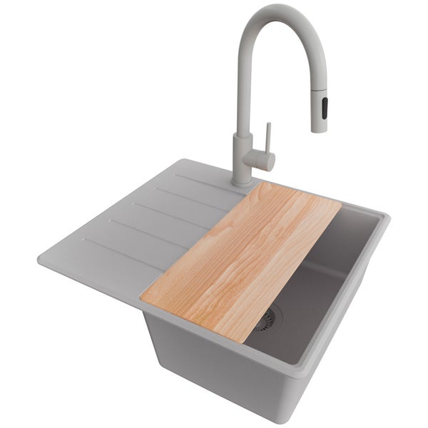 Küchenspüle mit Abtropffläche, Armatur und Schneidebrett