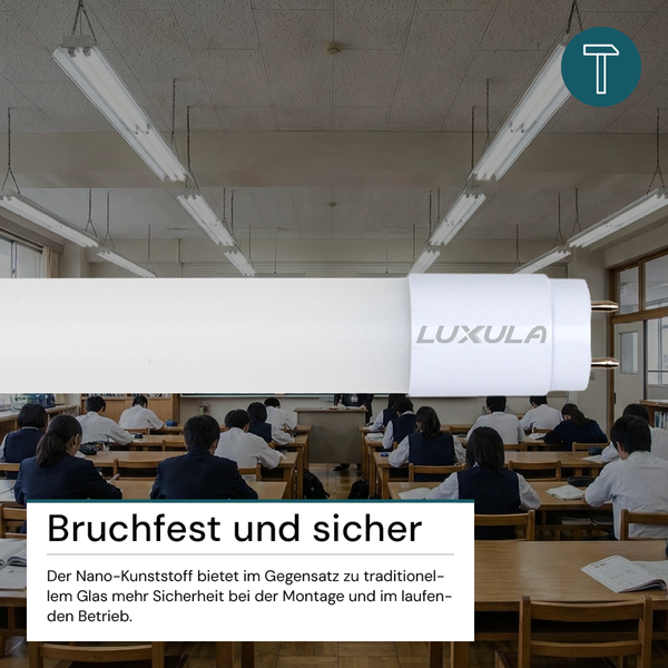 Bruchfeste Luxula LED-Röhre aus Nano-Kunststoff für sichere Beleuchtung in einem hellen Klassenzimmer mit Schülern, Luxula Logo.