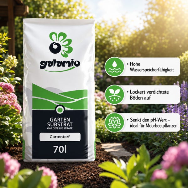 Galamio Gartentorf 70 Liter in einem hellen Garten. Hohe Wasserspeicherfähigkeit, lockert Böden auf und senkt den pH-Wert für Moorbeetpflanzen.