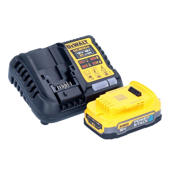 DeWalt Akku-Ladegerät DCB1104 für zwölf und achtzehn Volt Lithium-Ionen-Akkus neben einem DeWalt Powerstack achtzehn Volt Akku.