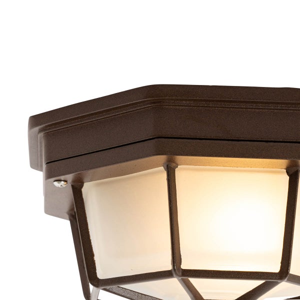 Nahaufnahme einer sechseckigen Außenleuchte aus braunem Metall mit mattiertem Glas.