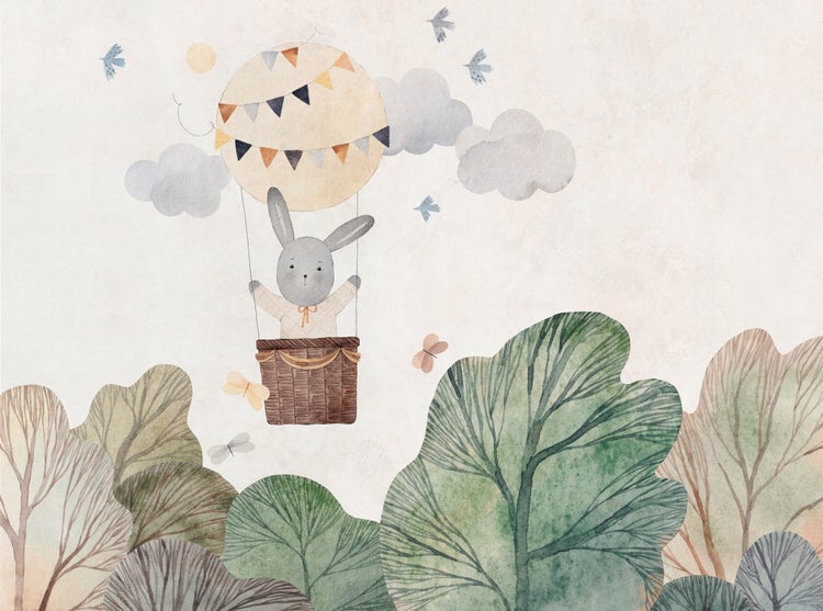 Fototapete für Kinderzimmer mit Hase im Heißluftballon über Bäumen, Wolken und Vögeln im Aquarell-Stil.