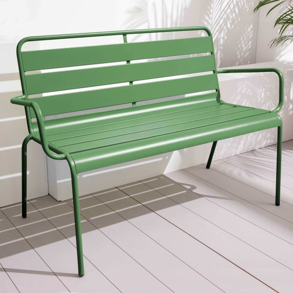 Grüne Gartenbank aus Metall mit Lattendesign an Sitz und Rückenlehne, inklusive Armlehnen.