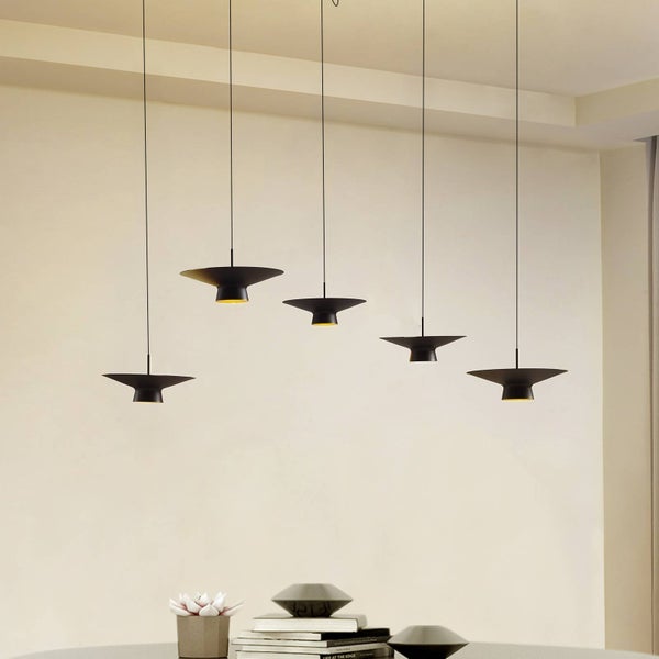 Fünf moderne Pendelleuchten in Schwarz mit trichterförmigen Schirmen, in verschiedenen Höhen in einem hellen Raum aufgehängt.